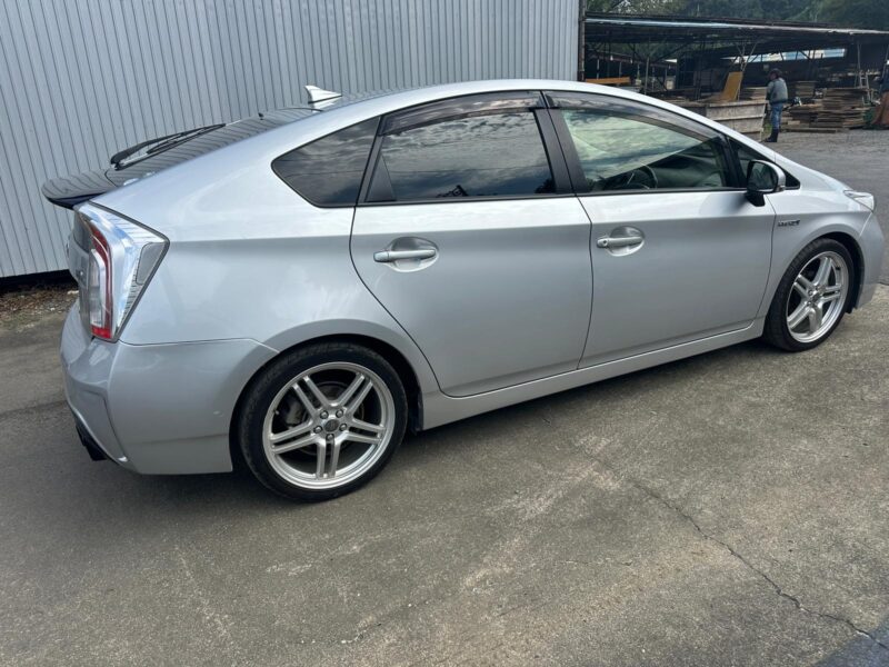 Toyota Prius DAa-ZVW30 - 2015