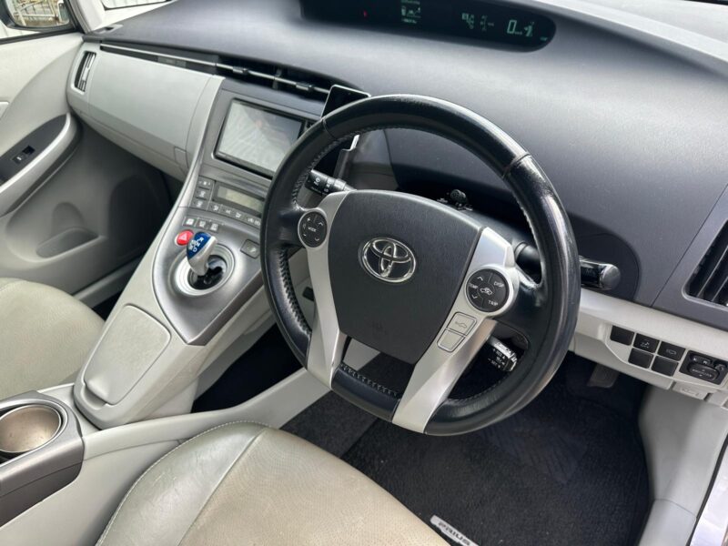 Toyota Prius DAa-ZVW30 - 2015